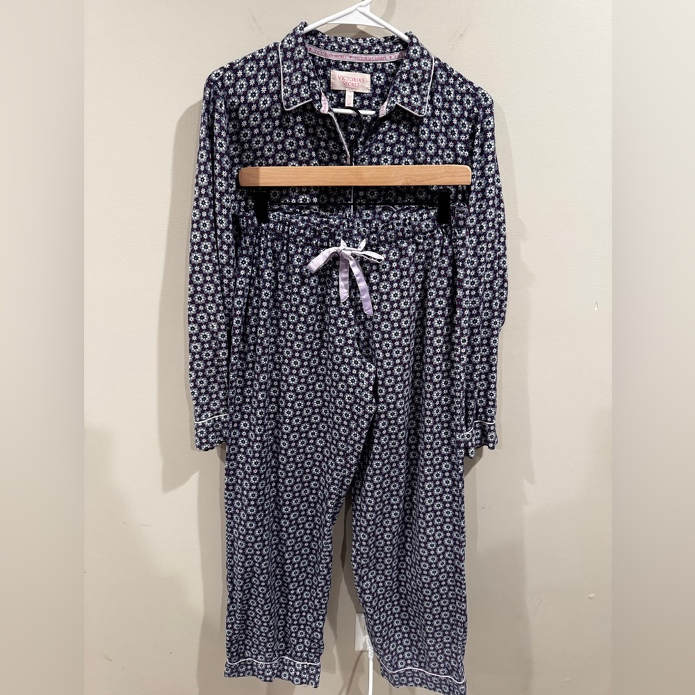 Victoria's Secret Flannel Long‎ Pajama Set Small